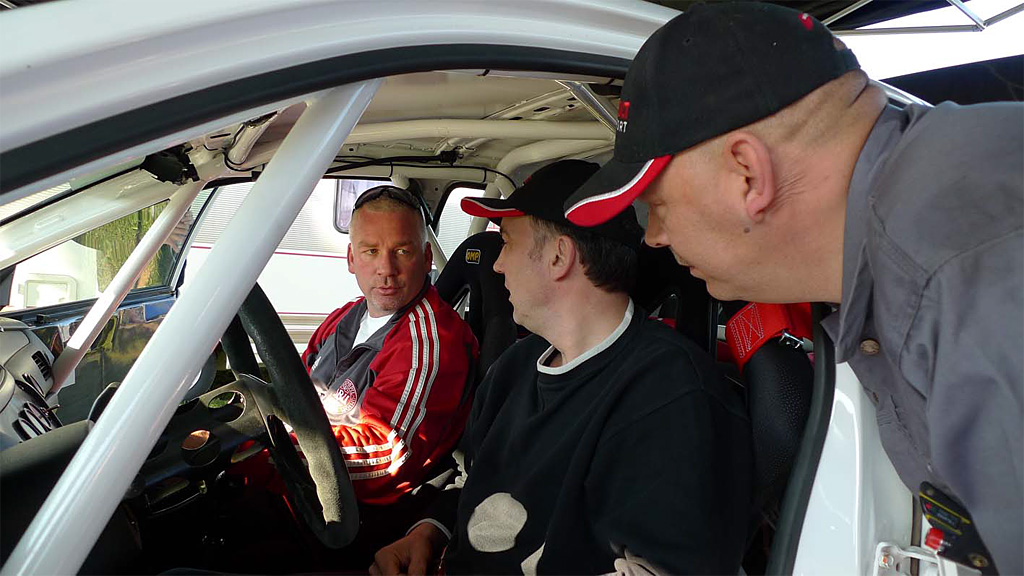 Før starten gav Michael Pedersen, t.v. Tim Svanholt og servicechef Henning Christoffersen, tips til optimal udnyttelse af Mitsubishi’en i det knivskarpe pointopgør på de smalle tyske veje